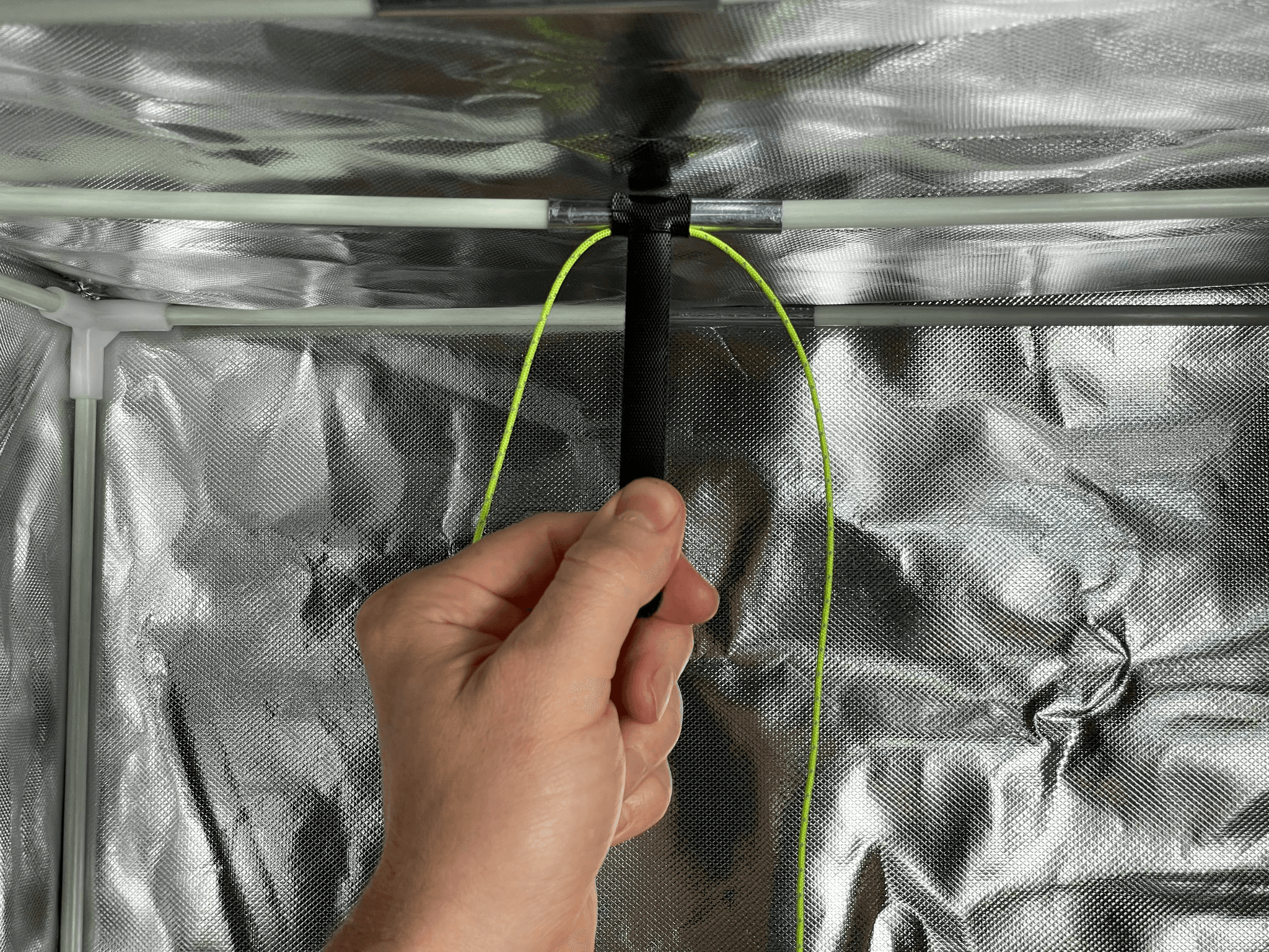 9 Tighten velcro strap around the paracord
